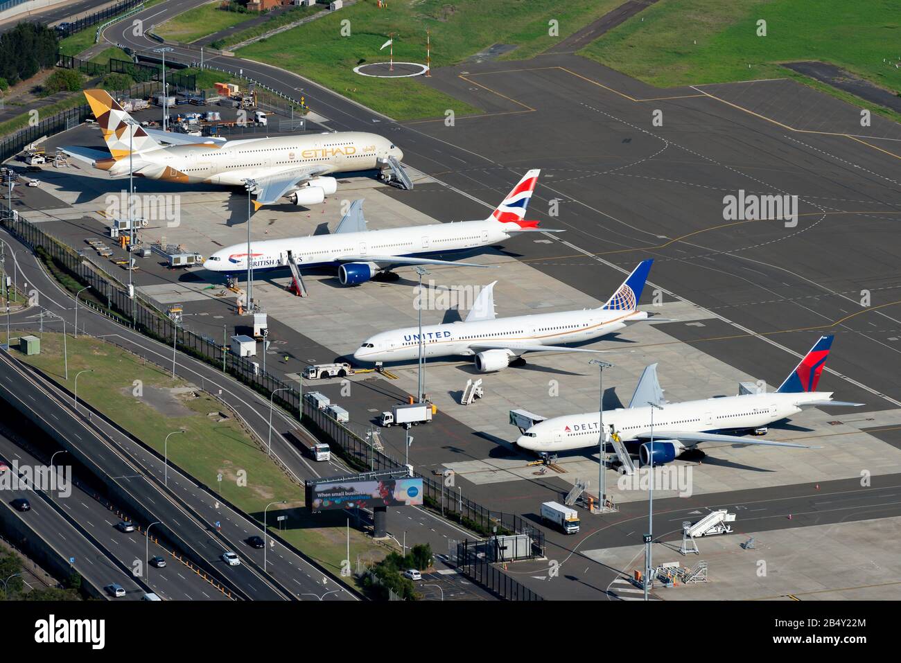 Mehrere Langstreckenflugzeuge, die auf internationalen Flughafenschürze geparkt sind. Von Boeing und Airbus sichtbare Flugzeuge. Sydney Airport in Australien. Stockfoto
