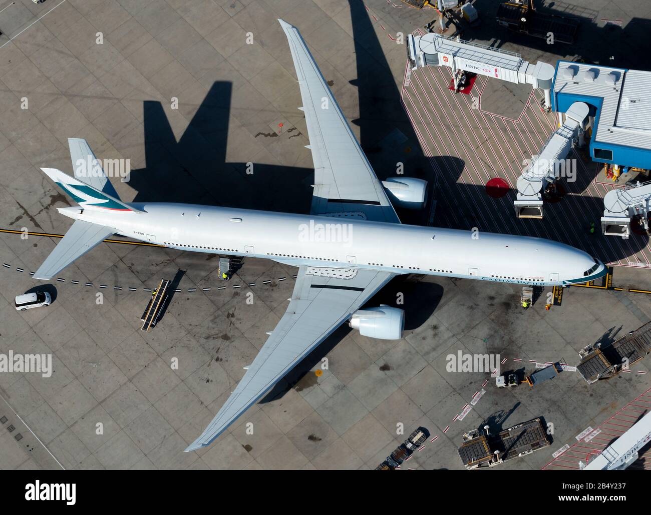 Luftbild der Cathay Pacific Airlines, die Boeing 777 auf der internationalen Flugterminal-Jet-Brücke parkt. Sydney, Australien. Stockfoto