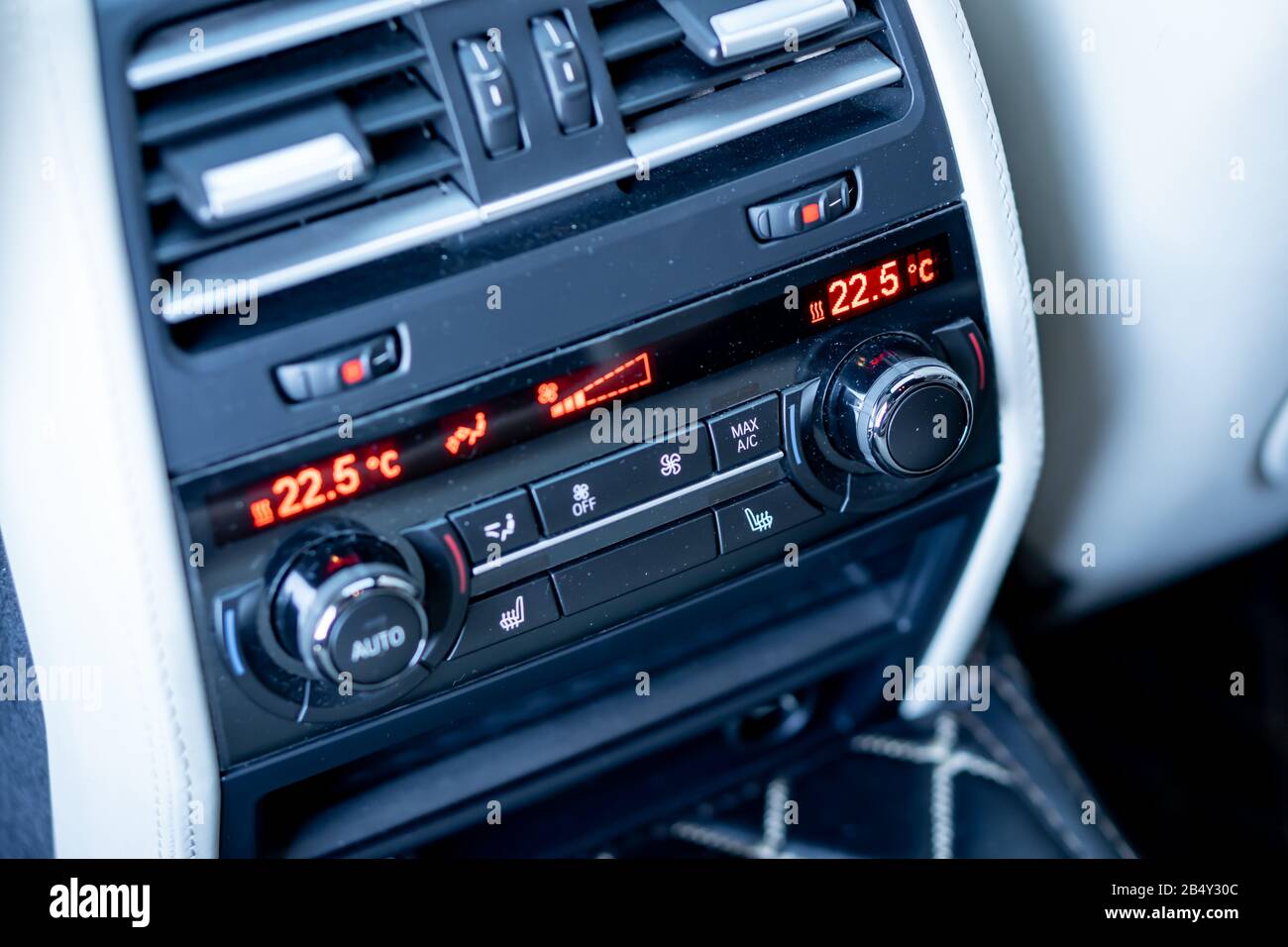 BMW 750d Klimagerät und Automatikgetriebeknopf, Nahaufnahme, Sitzheizung,  Schalter belüftete Sitze, digitale Temperaturanzeige Stockfotografie - Alamy