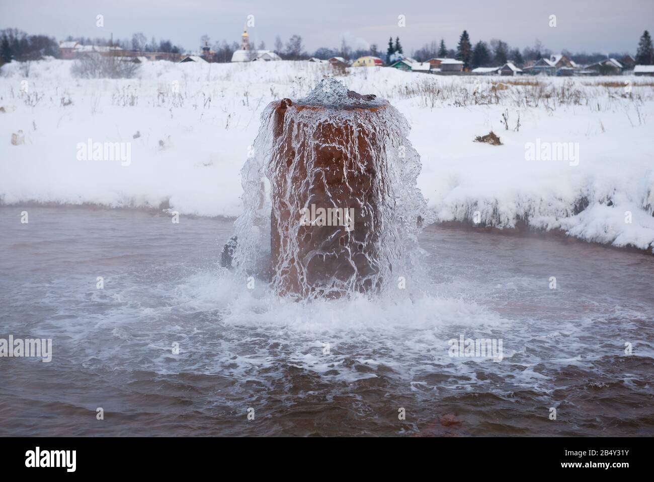 Tsaritsynsky Mineralquelle Nahaufnahme an einem Januarabend. Staraya Russa, Russland Stockfoto