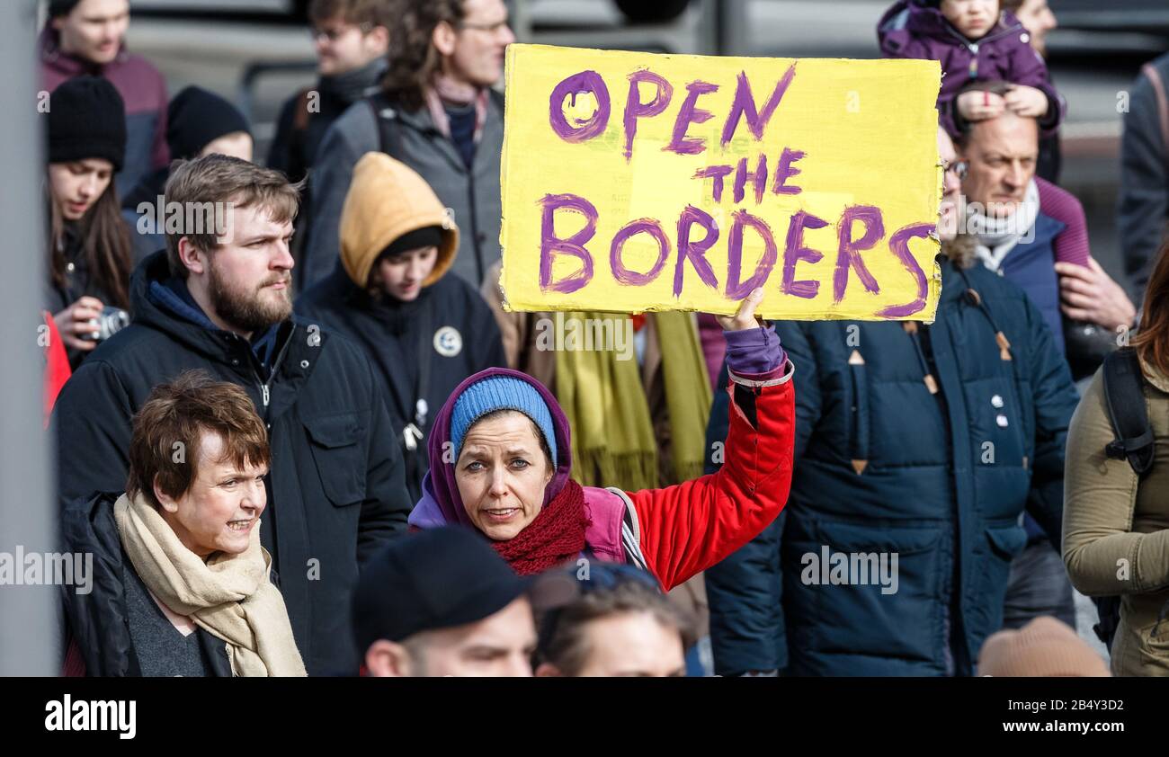 Hamburg, Deutschland. März 2020. Ein Teilnehmer trägt ein Schild mit der Aufschrift "Open the Borders" bei einer Solidaritätsdemonstration für die Migranten an der griechisch-türkischen Grenze. Zur Demonstration hatten unter anderem der Verein Seebrücke, Caritas und Diakonie Hamburg, Asta und der Flüchtlingsrat Hamburg aufgerufen. Credit: Markus Scholz / dpa / Alamy Live News Stockfoto