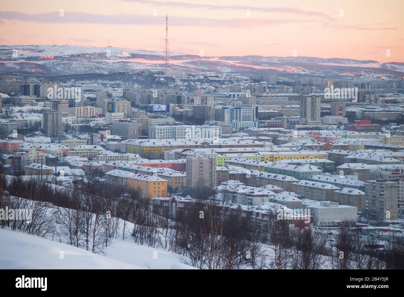 Murmansk, RUSSLAND - 21. FEBRUAR 2019: Februar Dämmerung über dem modernen Murmansk Stockfoto