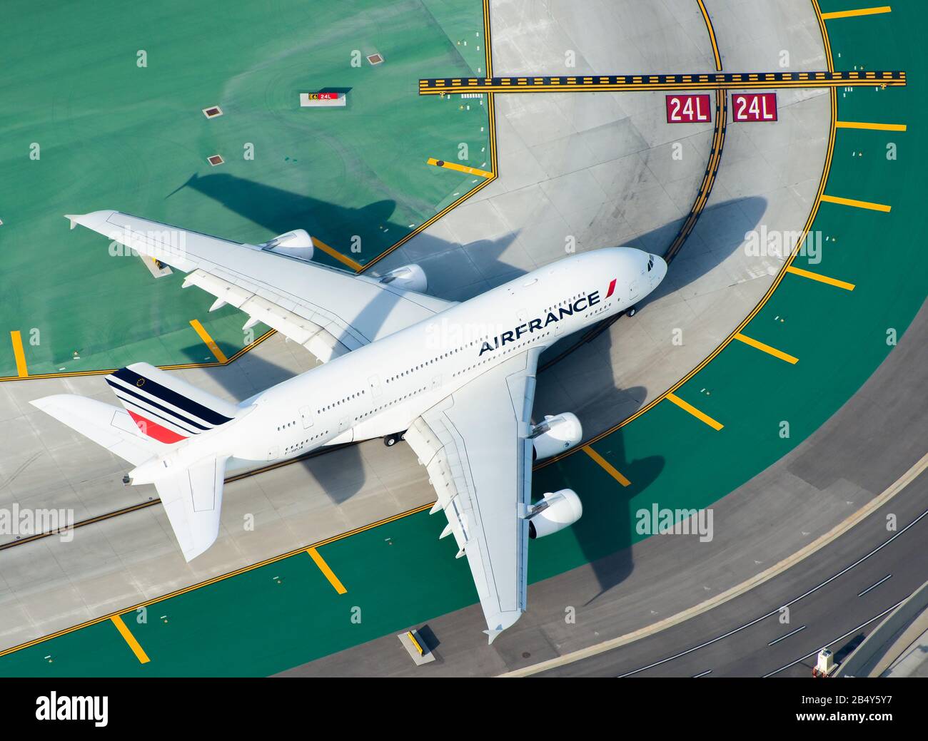 Luftbild der Air France Airbus A380-800 ist als F-HPJA registriert und verfügt über bunte Taxiweg-Markierungen und -Linien auf dem internationalen Flughafen. Flugzeug, das in die Landebahn eindringt Stockfoto