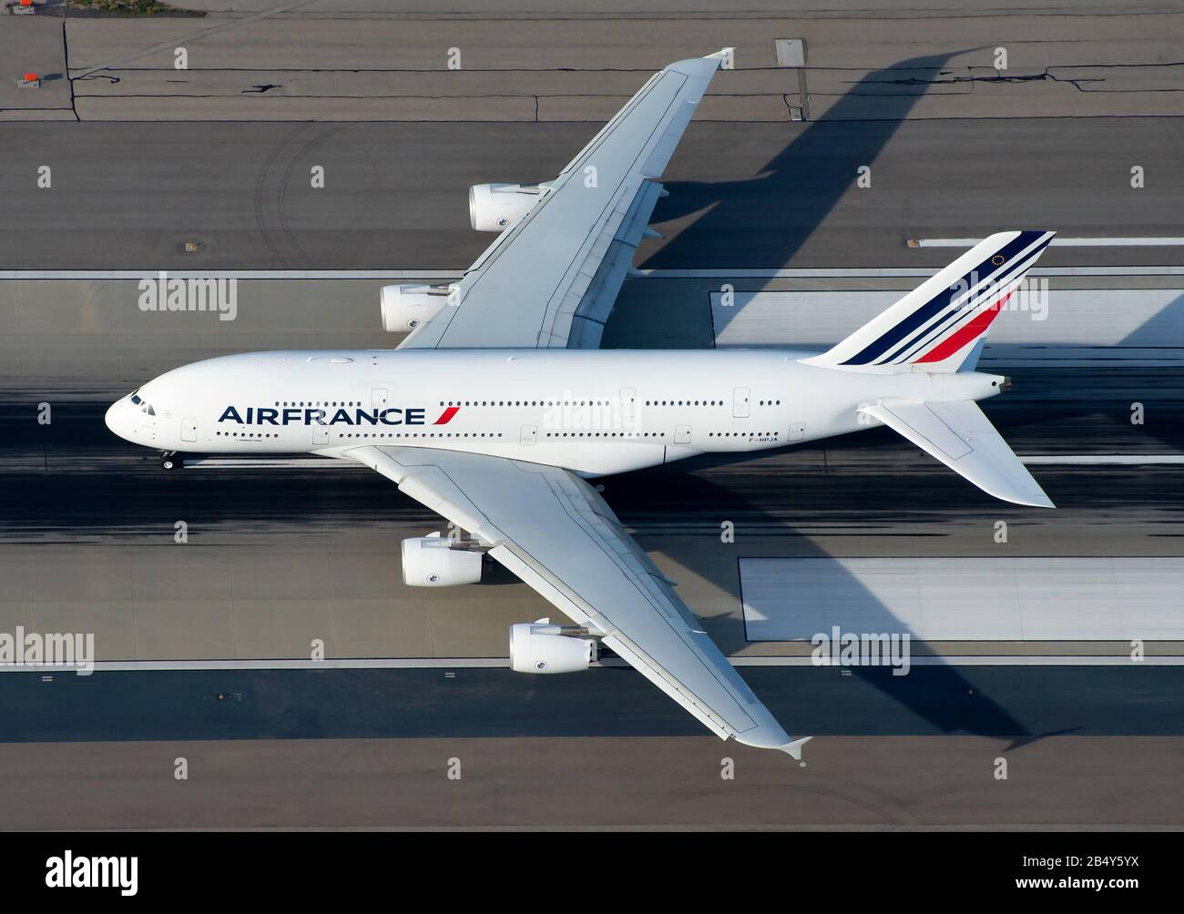 Luftbild des Airbus A380 der Air France auf der Startbahn eines internationalen Flughafens, der nach Paris Charles de Gaulle zurückkehrt. Langstreckenflugzeug F-HPJA. Stockfoto