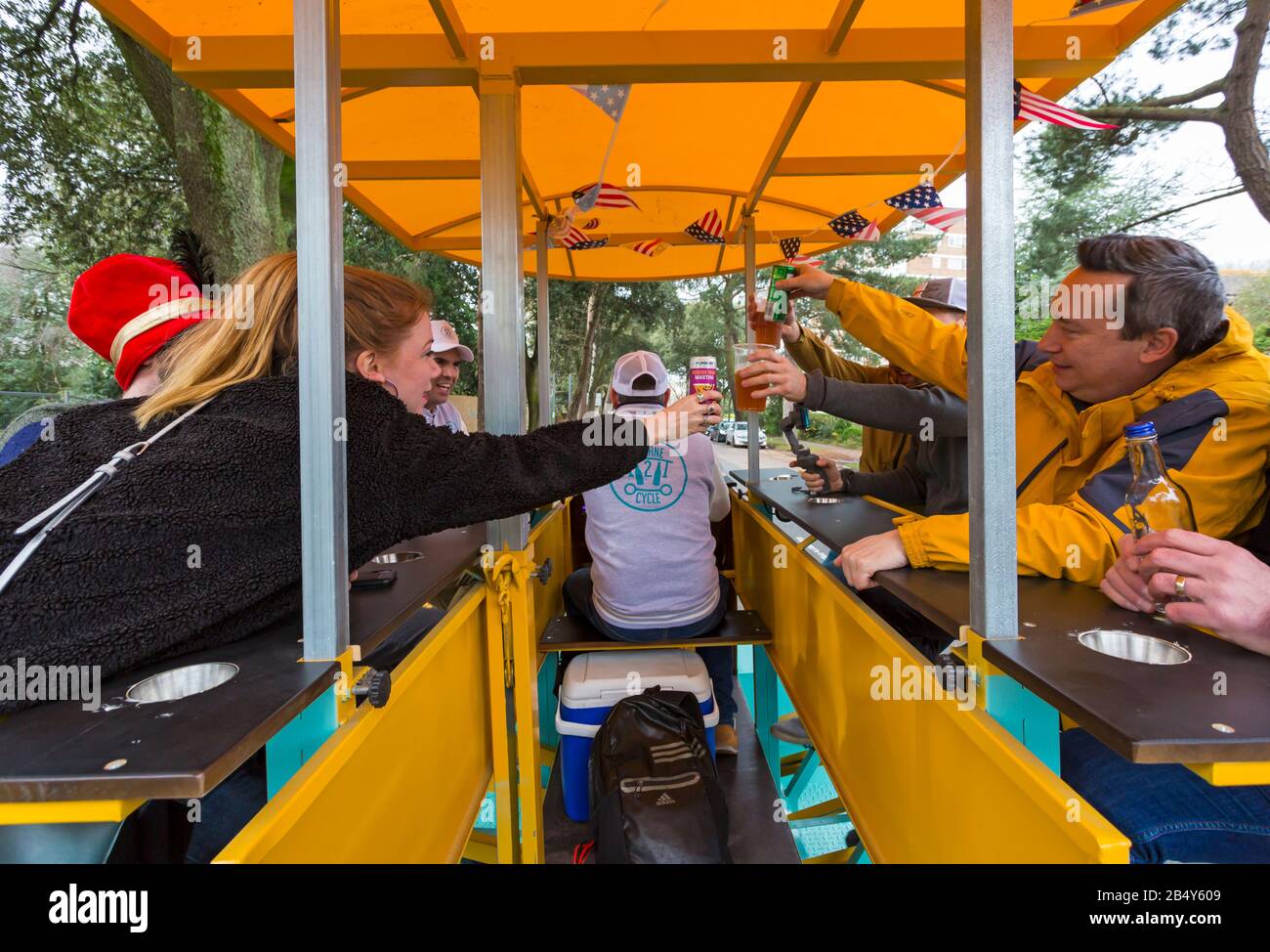Bournemouth, Dorset, Großbritannien. März 2020. Bourne2Cycle startet das 1. Gruppen-Bike in Bournemouth mit seinem Bierbike, das bis zu 12 Personen aufnehmen kann, als neue, lustige Art, Bournemouth bei einem Drink und einer Musik zu sehen; Ideal für Gruppen, Familien, besondere Anlässe und Firmenevents. Die ersten Passagiere haben Spaß an der Jungfernfahrt, mit neugierigen blicken von Personen, die sie passieren, und von anderen Fahrern/Passagieren. Das Bierfahrrad ist ein 1997 von Het Fietscafe BV aus den Niederlanden erfundenes, menschliches Fahrzeug mit mehreren Passagieren. Credit: Carolyn Jenkins/Alamy Live News Stockfoto