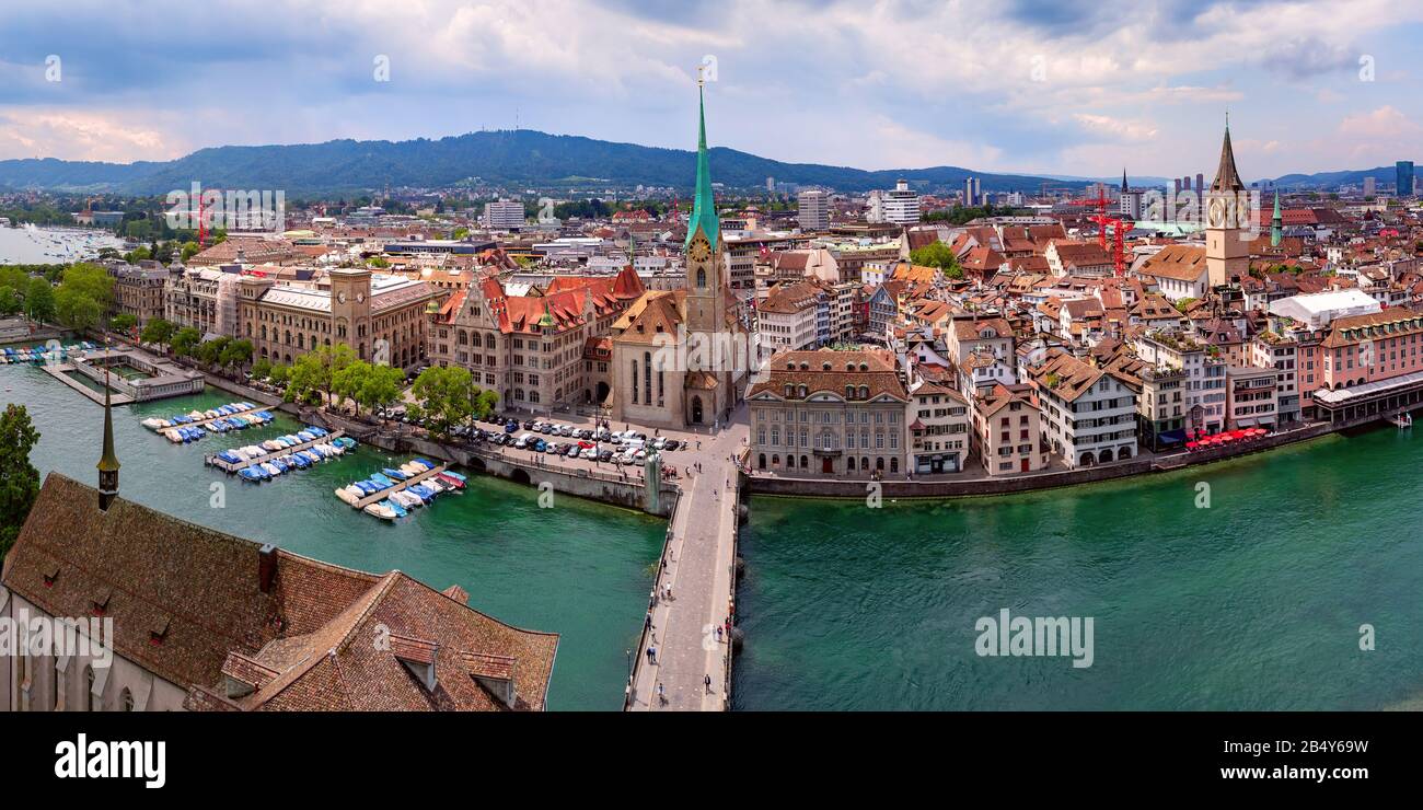 Luftpanorama der Züricher Altstadt mit berühmten Fraumunster, Peterskirche und Limmat von der Großmunster Kirche, Schweiz Stockfoto