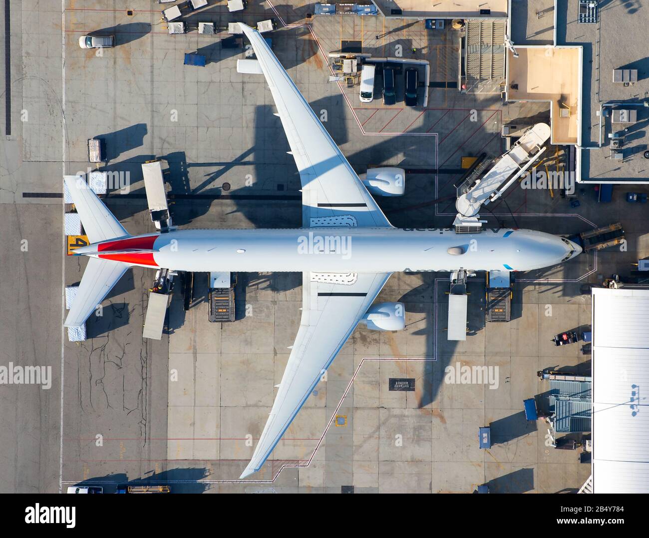 American Airlines Boeing 777 Breitkörper-Langstreckenjetliner, geparkt am Los Angeles, USA International Airport Terminal mit Jet-Brücke. 777-300 N726AN. Stockfoto