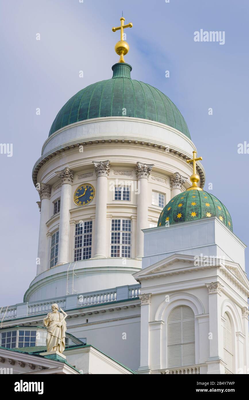 Kuppel der St.-Nikolaus-Lutherischen Kathedrale an einem bewölkten Tag. Helsinki, Finnland Stockfoto