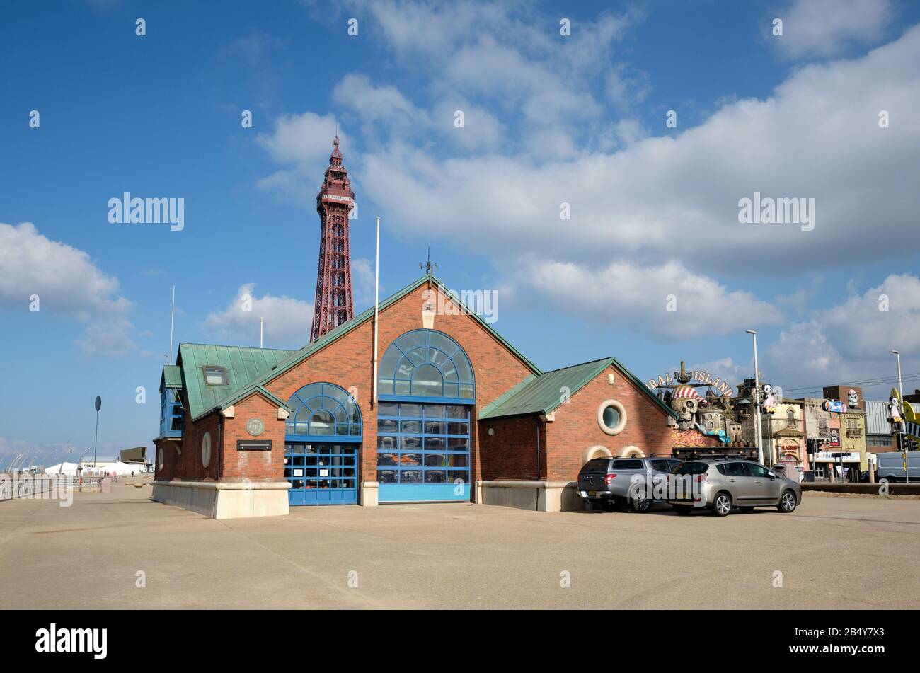 England, Lancashire, Blackpool: Sunlit Blackpool RNLI Rettungsstation mit Blackpool Tower im Hintergrund Stockfoto