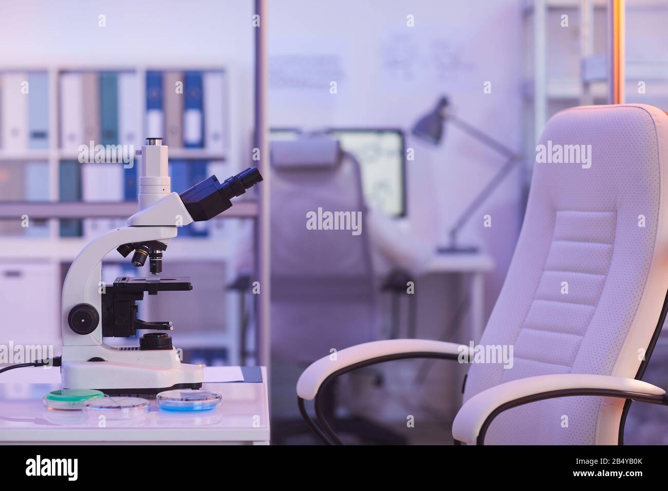 Horizontal keine Personen von modernen Arbeitsräumen im medizinischen Laborraum in violettem Licht erschossen Stockfoto
