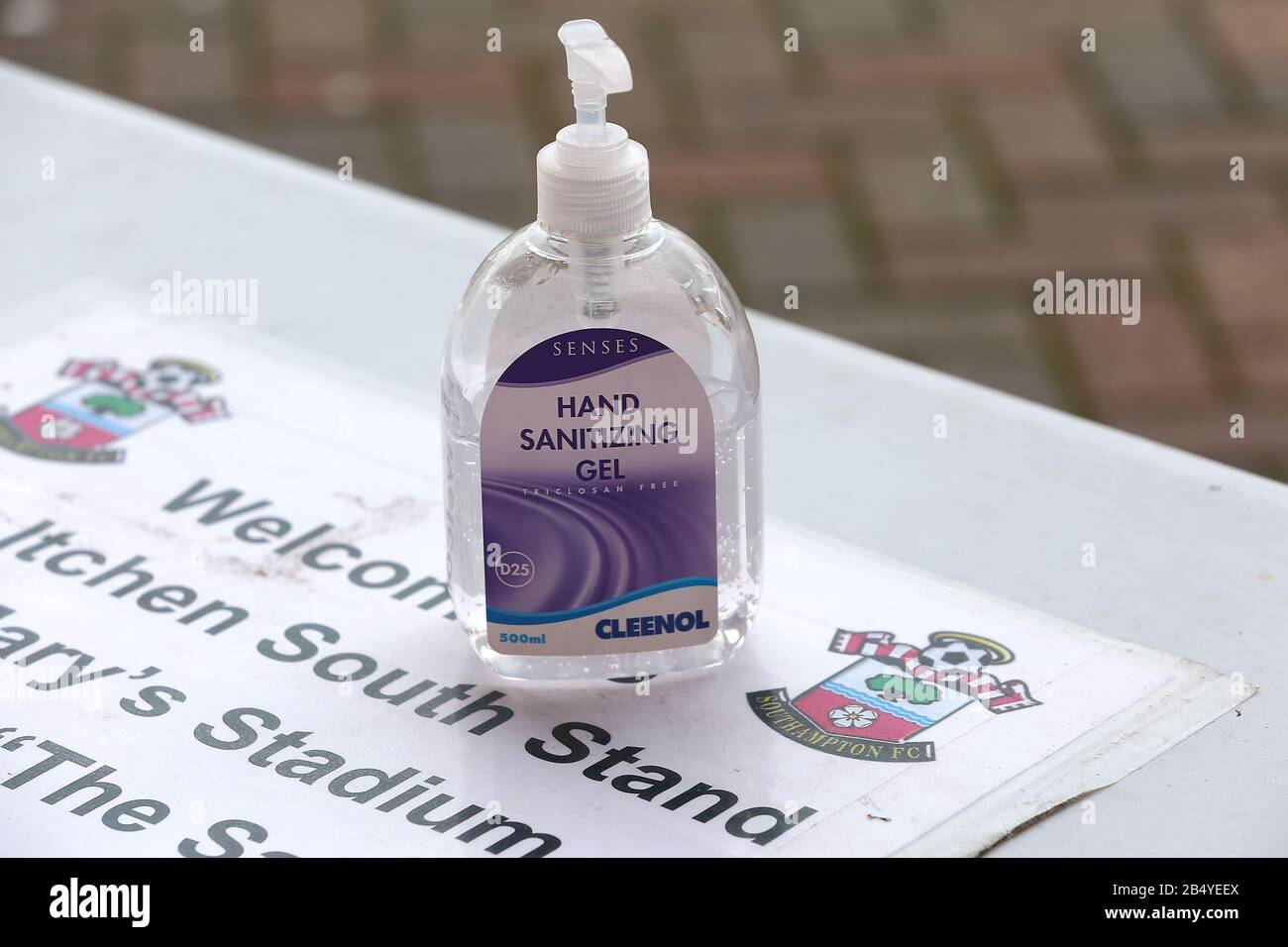 Nahaufnahme des Hand-Desinfektionsgels zur Vorbereitung der Kontrolle des Coronavirus vor dem Premier League Spiel im St Mary's Stadium, Southampton. Stockfoto