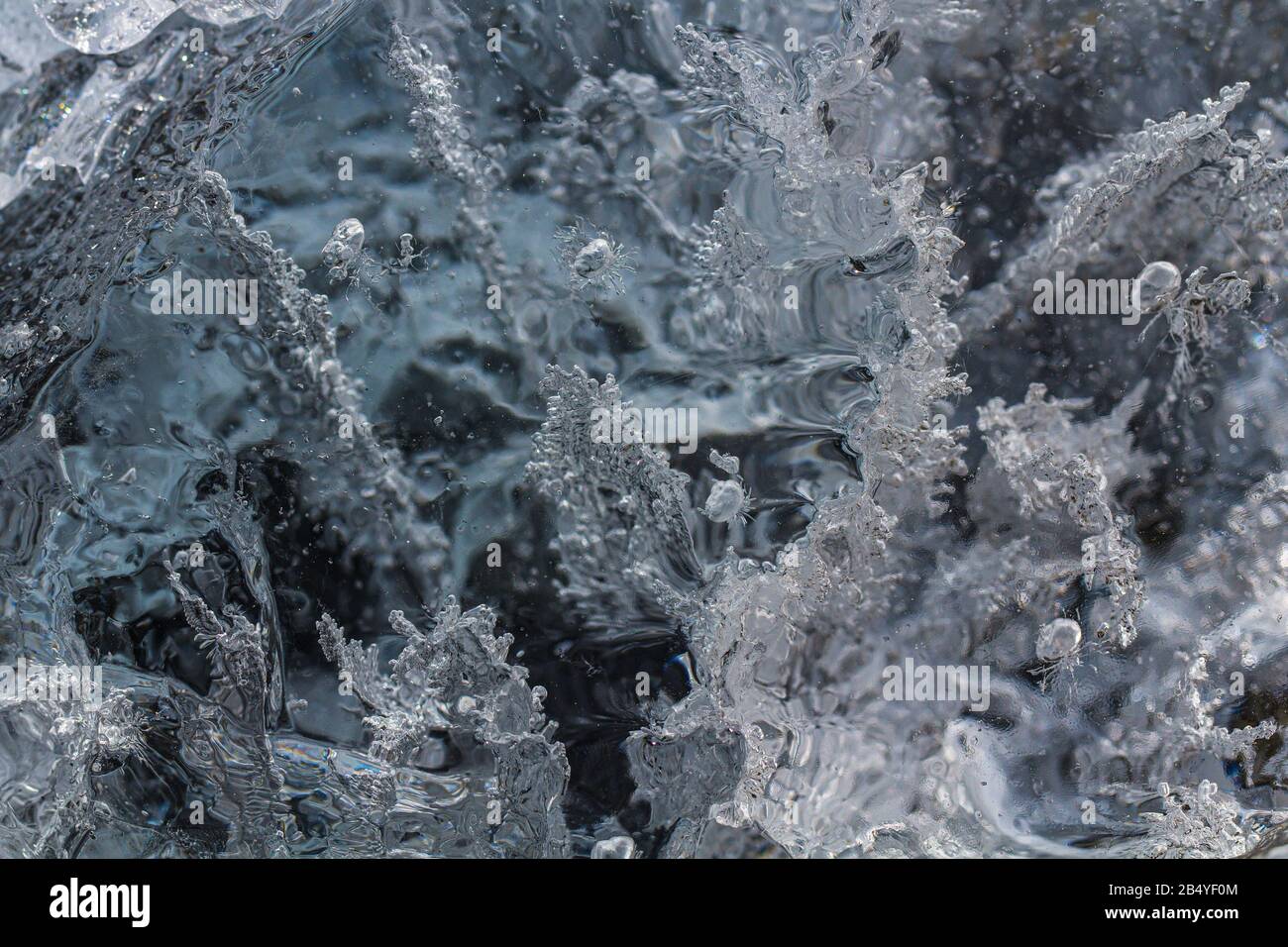 Nahaufnahme eines Eisblocks, der sich während des Tauens im Frühjahr an den Ufern des Saint John River aufgespült hat. Stockfoto