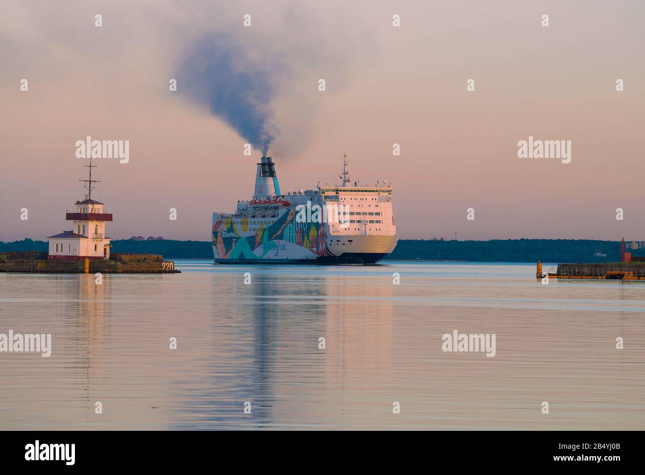 ST. Petersburg, RUSSLAND - 03. JUNI 2019: Die Kreuzfahrtfähre 'MOBY SPL Princess Anastasia' der Schiffahrtsgesellschaft St. Peter Line passiert kronstadt-überfall auf eine Su Stockfoto