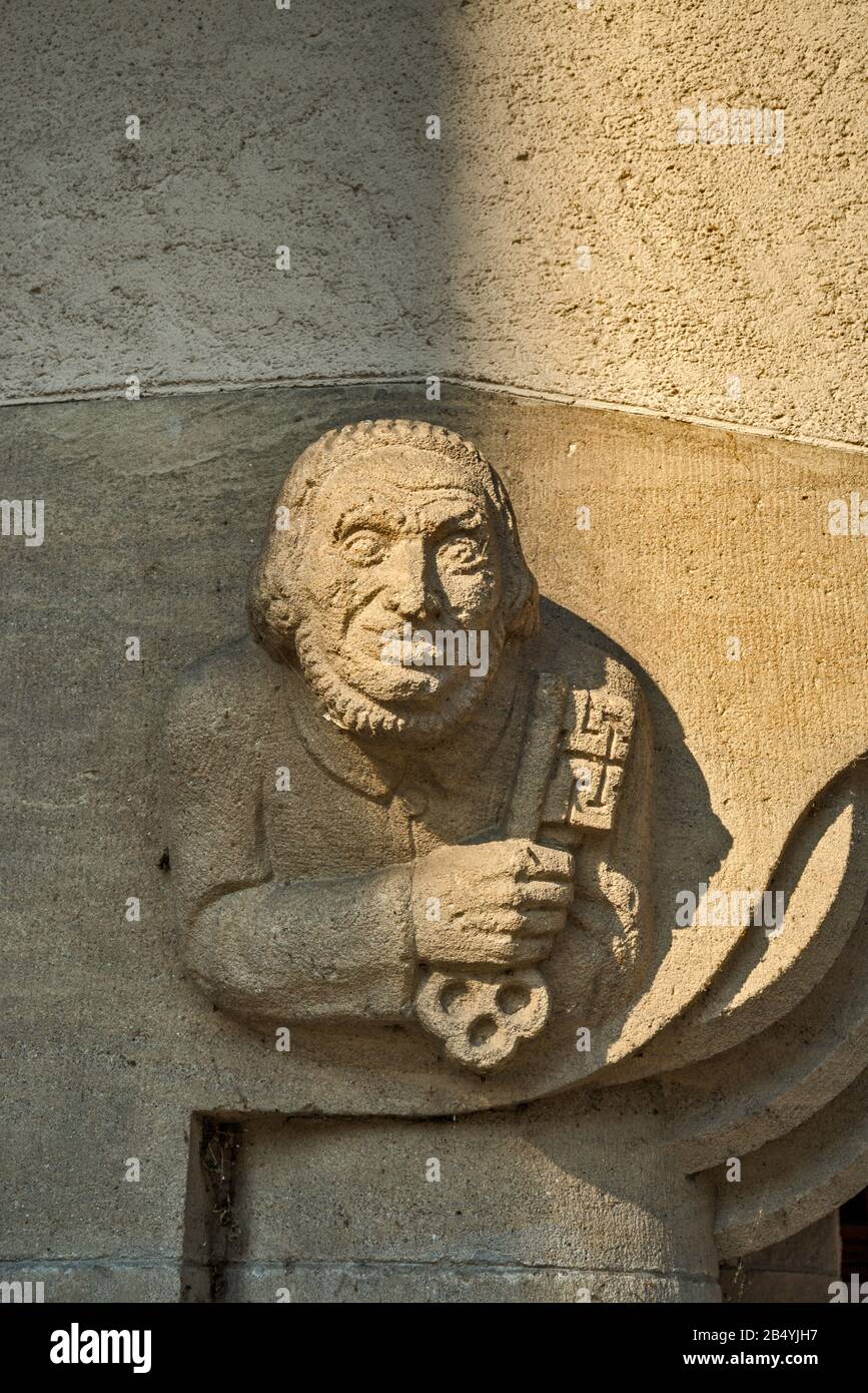 Torwächter mit dem Schlüssel des Stadttors, Schnitzerei im Ratusz (Rathaus), Gotik-Renaissance, in Lwowek Slaski, Niederschlesien, Polen Stockfoto