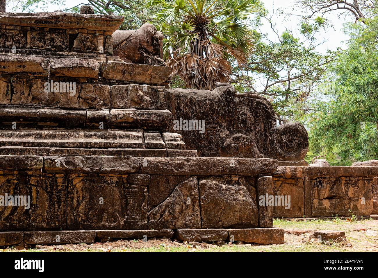 Polonnaruwa, Sri lanka, Sept. 2015: Platzruinen, aus dem Dschungel zurückgefordert. Polonnaruwa wurde von den Cholas als Hauptstadt unter dem Namen Ja gegründet Stockfoto