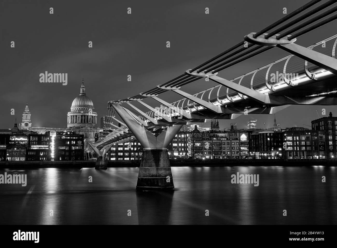 London, Großbritannien - Januar 2020: St. Paul's Cathedral auf der Länge der Millennium Bridge, Black and White Stockfoto