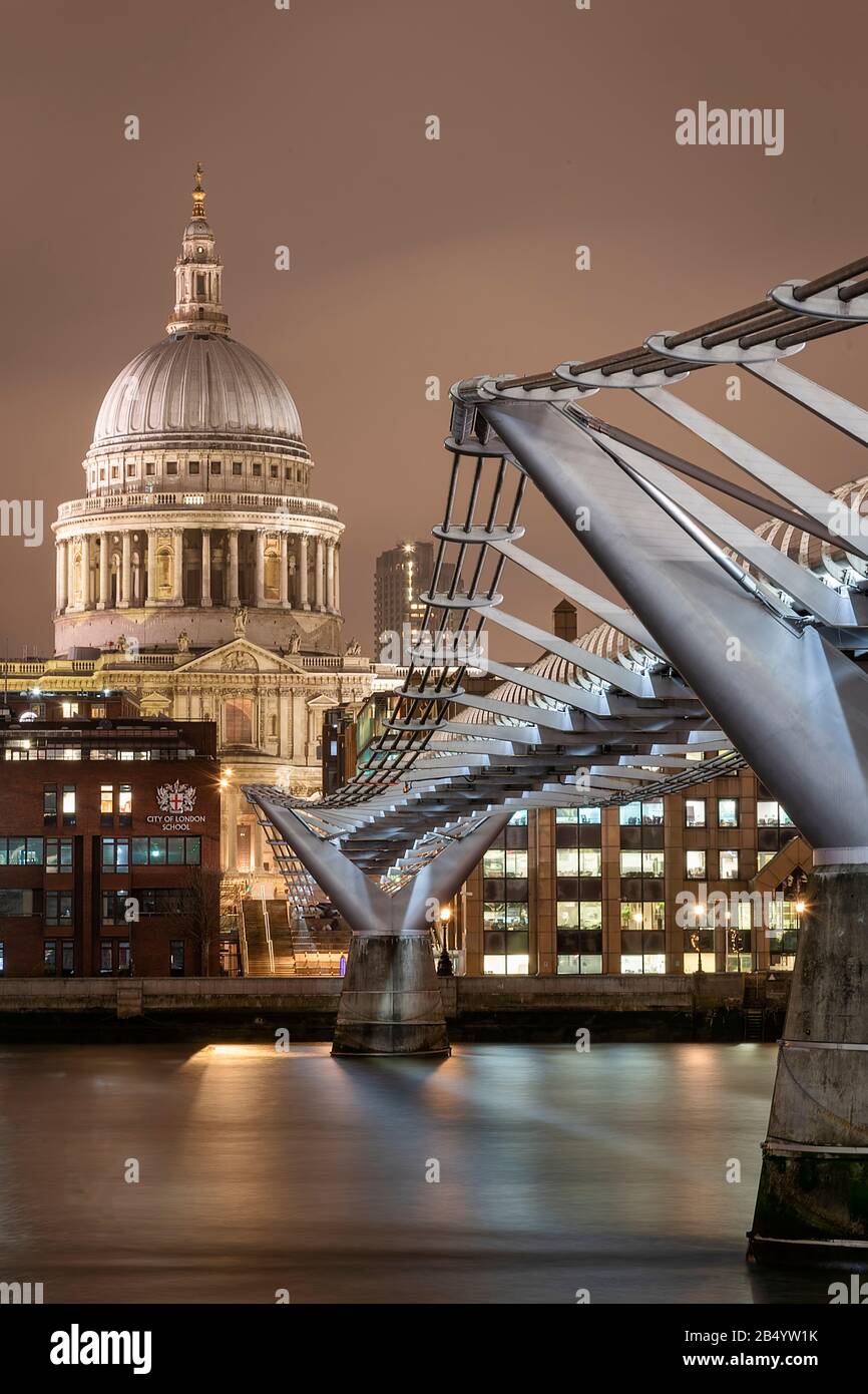 London, Großbritannien - Januar 2020: St Paul's Cathedral auf der Länge der Millennium Bridge Stockfoto