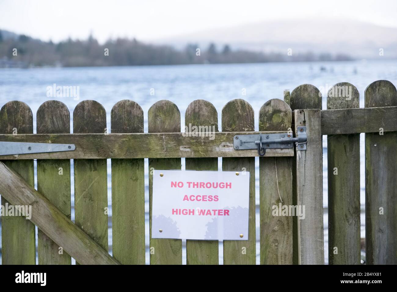 Kein Durchgangsschild wegen der tiefen Hochwasserflut beim Sturm auf Loch Lomond Stockfoto