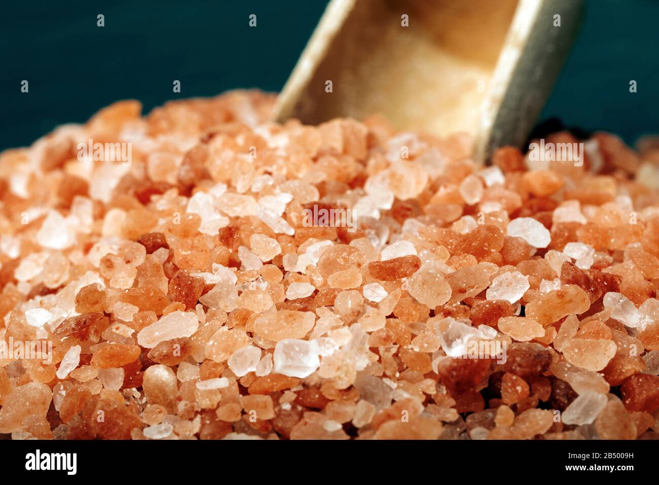 Makro-Nahaufnahme von rohem rosafarbenem Salz des Himalaya Stockfoto