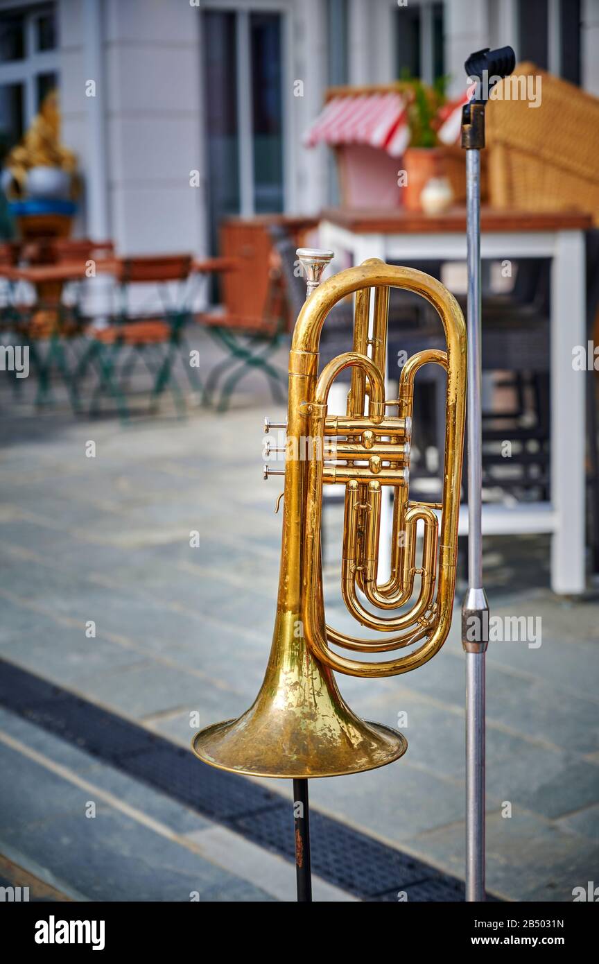 Straßenszene mit der Trompete im Besitz eines Straßenmusikers. Stockfoto