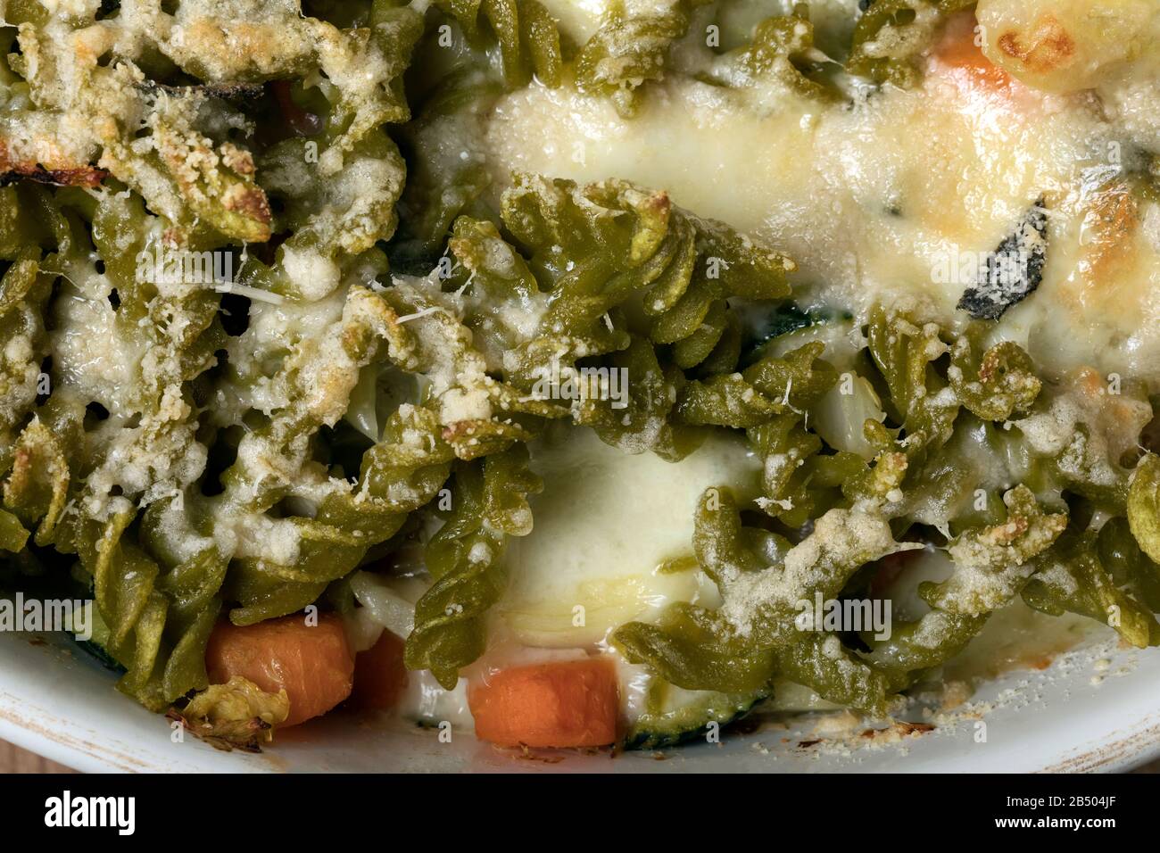 Makro-Nahaufnahme von glutenfreiem Kasserol (Pasta al Forno) mit Gemüse und Käse. Stockfoto