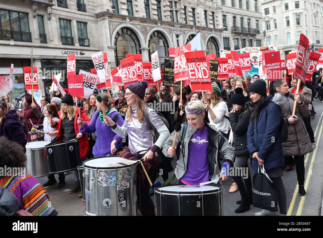 Die Menschen, die sich an den Millionen Frauen Im märz Beteiligt haben, fordern ein Ende der männlichen Gewalt gegen Frauen und Mädchen in allen ihren Formen, im Zentrum Londons. Stockfoto