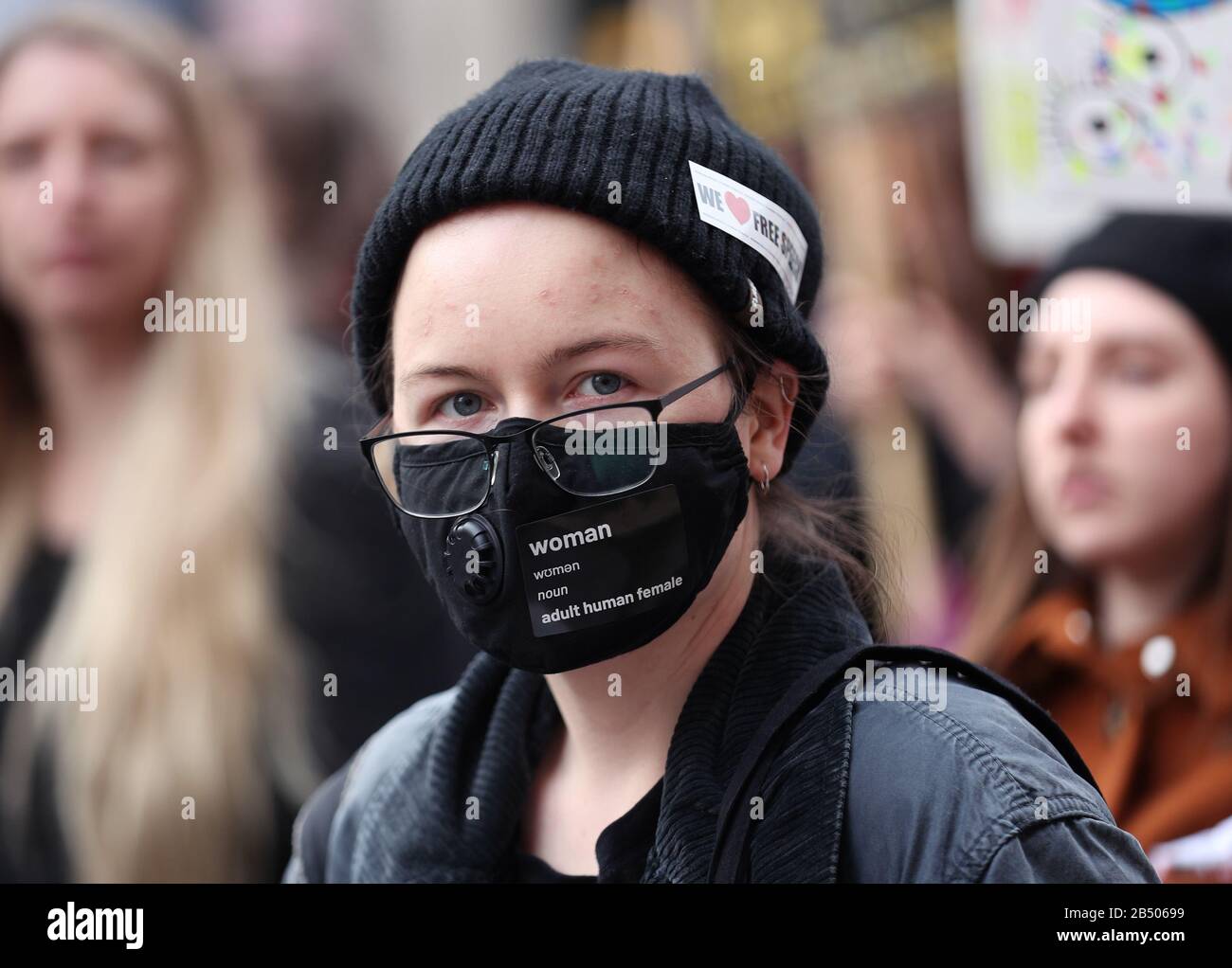 Ein Demonstrant, der während der Millionen Frauen Im März Eine Gesichtsmaske trägt, um ein Ende der männlichen Gewalt gegen Frauen und Mädchen in allen ihren Formen zu fordern, im Zentrum Londons. Stockfoto