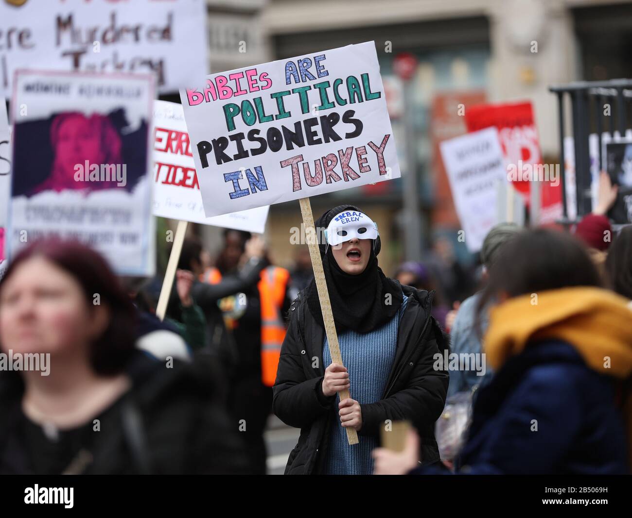 Die Menschen, die sich an den Millionen Frauen Im märz Beteiligt haben, fordern ein Ende der männlichen Gewalt gegen Frauen und Mädchen in allen ihren Formen, im Zentrum Londons. Stockfoto