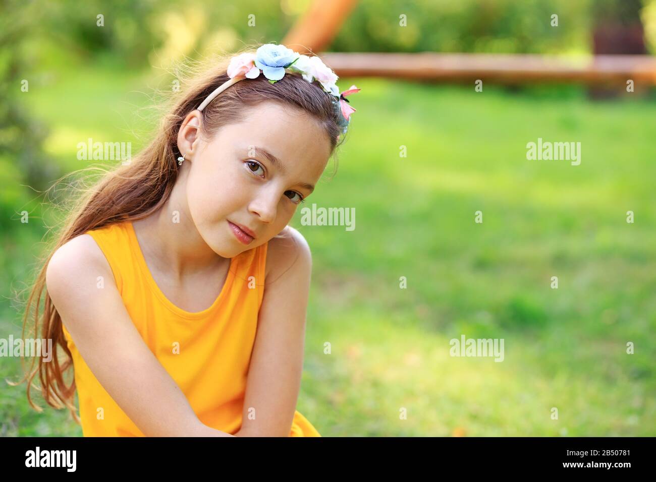 Porträt eines Traurigen, niedlichen Teenager-Mädchens, das draußen träumt. Platz für Text Stockfoto