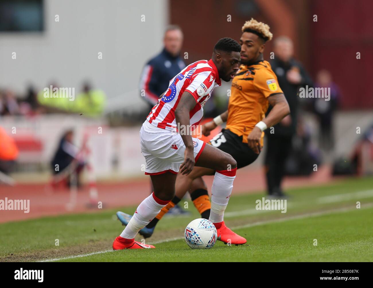 Stoke, Großbritannien. März 2020. Für den Ball treten Bruno Martins sondern Stoke City und Mallik Wilks aus Hull City an. Credit: Simon Bissett/One Up Top/Alamy Live News Stockfoto