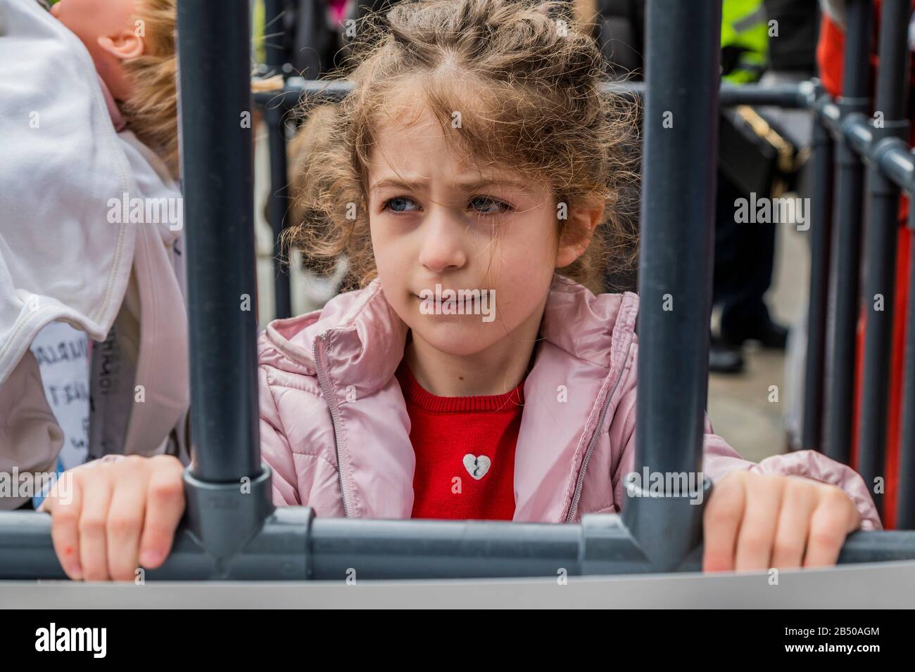 London, Großbritannien. März 2020. Türkische Frauen bringen ein Mock ins Gefängnis, um die Freiheit einer türkischen Journalistin zu fordern, sowie ein Ende der schlechten und unfairen Behandlung von Frauen im Allgemeinen - Millionen Frauen Erheben sich im März, um sich an Frauen und Mädchen zu erinnern, die getötet wurden. Die diesjährigen Themen waren "Nie Vergessen" & "Gerechtigkeit" - "Wir werden nicht zum Schweigen gebracht! Wir werden nicht vergessen!". Die Marscher wurden gebeten, etwas Rotes zu tragen - die Farbe des Blutes, "das Blut unserer Schwestern, die in den Händen männlicher Gewalt ermordet und vergewaltigt wurden." Credit: Guy Bell/Alamy Live News Stockfoto