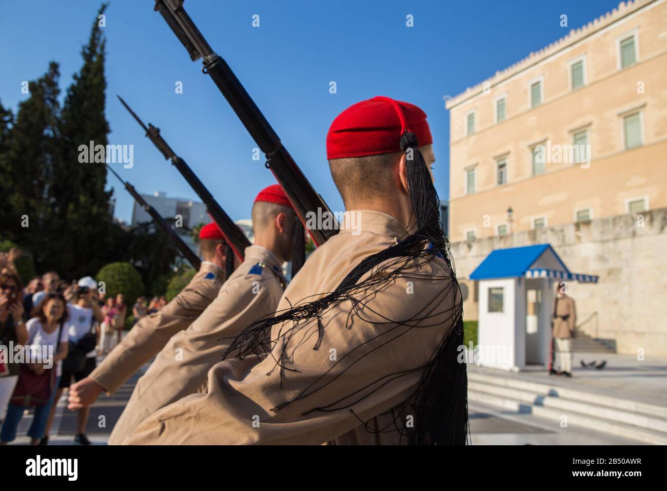 Athen, GRIECHENLAND - 27. Juli 2019: Wechsel der Präsidentengarde Evzones vor dem Denkmal des Unbekannten Soldaten in der Nähe des griechischen Parlaments, Stockfoto