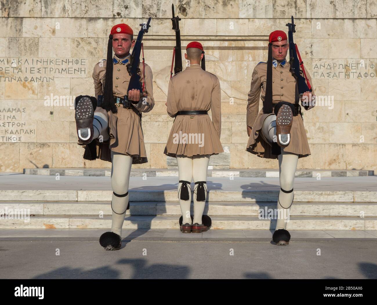 Athen, GRIECHENLAND - 27. Juli 2019: Wechsel der Präsidentengarde Evzones vor dem Denkmal des Unbekannten Soldaten in der Nähe des griechischen Parlaments, Stockfoto