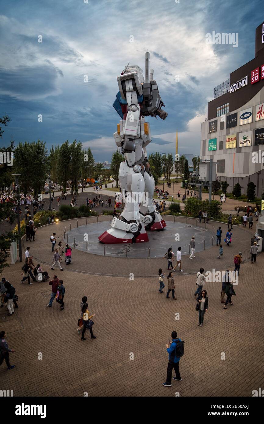Tokio, Japan; 29. Oktober 2014: Gundam, der riesige Tokioter Roboter, umgeben von vielen Menschen im Einkaufszentrum Diver City in Odaiba, Tokio Stockfoto