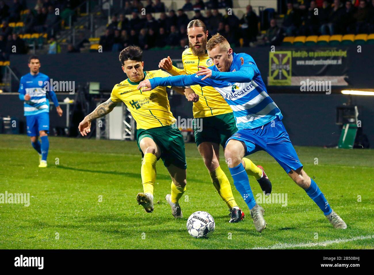 Sittard, Niederlande. März 2020. Sittard, 06-03-2020, Fortuna Sittard Stadium. Niederländische Saison 2019/2020 für die Wahlredivisie. Fortuna Sittard - PEC Zwolle. Fortuna Sittard Spieler George Cox (L) und Fortuna Sittard Spieler Branislav Ninaj (C) und PEC Zwolle Spieler Mike van Duinen (R) während des Spiels Fortuna Sittard - PEC Zwolle (1:1). Credit: Pro Shots/Alamy Live News Stockfoto