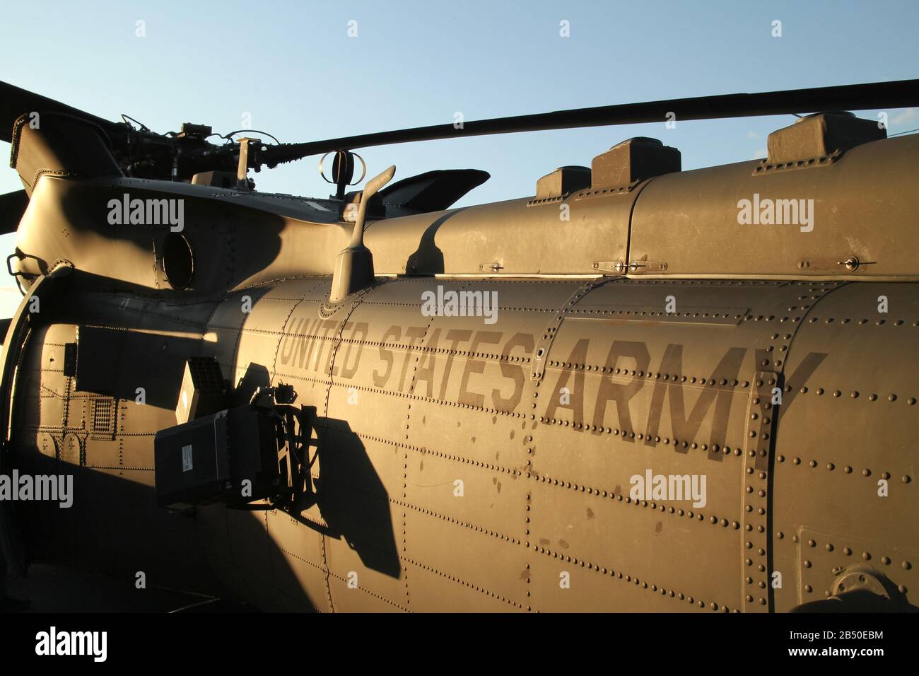 Aufschrift "united States Army" auf der Seite des Rumpfes eines Militärhubschraubers bei Sonnenuntergang Stockfoto