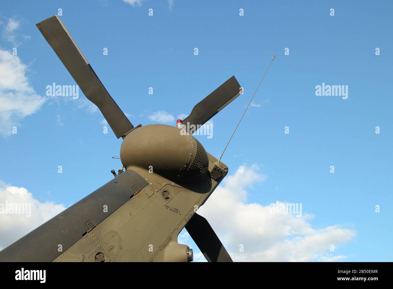 Heckausleger und Rotor mit hinteren Propellerflügeln auf dem Rücken des Militärhubschraubers vor blauem Himmel Stockfoto