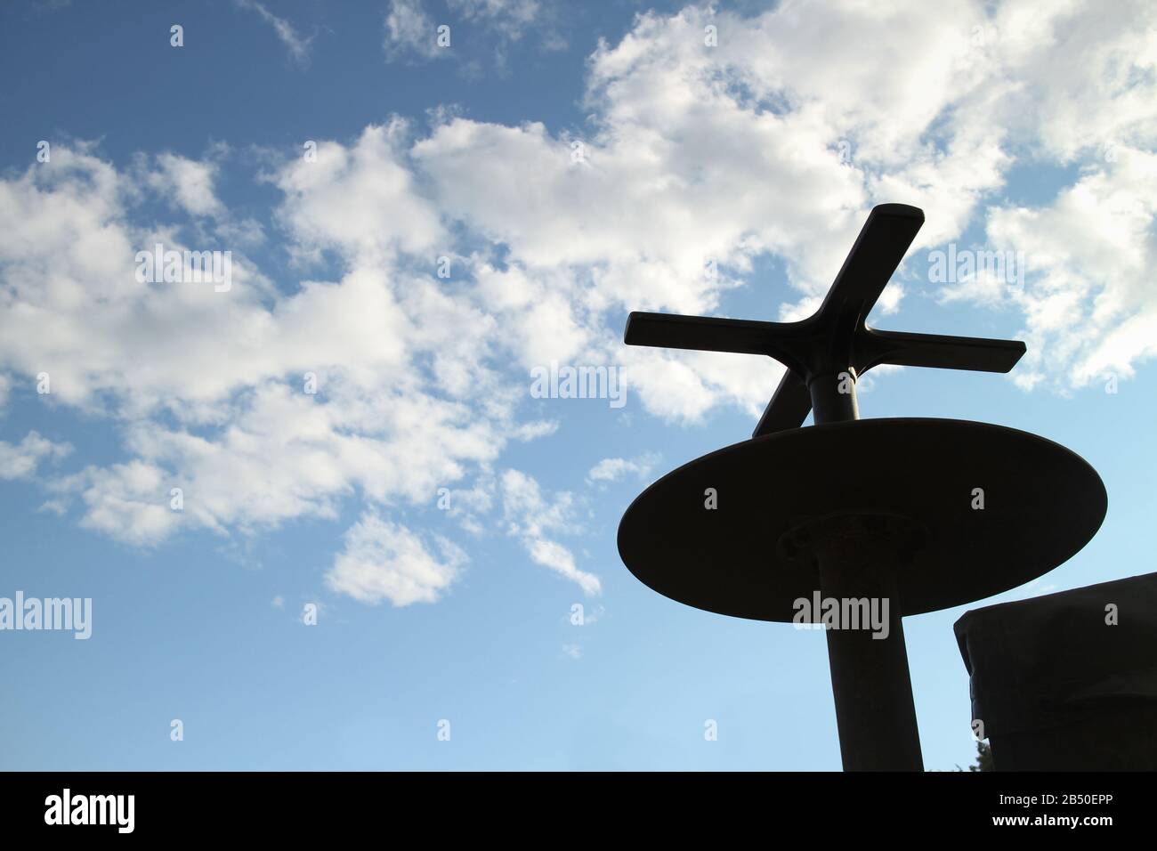 Silhouette einer militärischen mobilen Radarantenne der NATO gegen einen blauen Himmel und weiße Wolken, Konzept der schädlichen Auswirkungen elektromagnetischer Strahlung Stockfoto