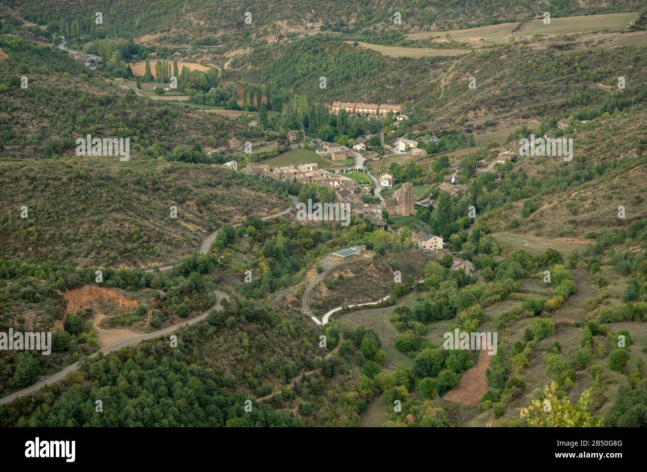 Dorf Santa Cruz de la Serós, mit der Abteikirche Iglesia de Santa María, in der Nähe von Jaca, Spanien. Stockfoto