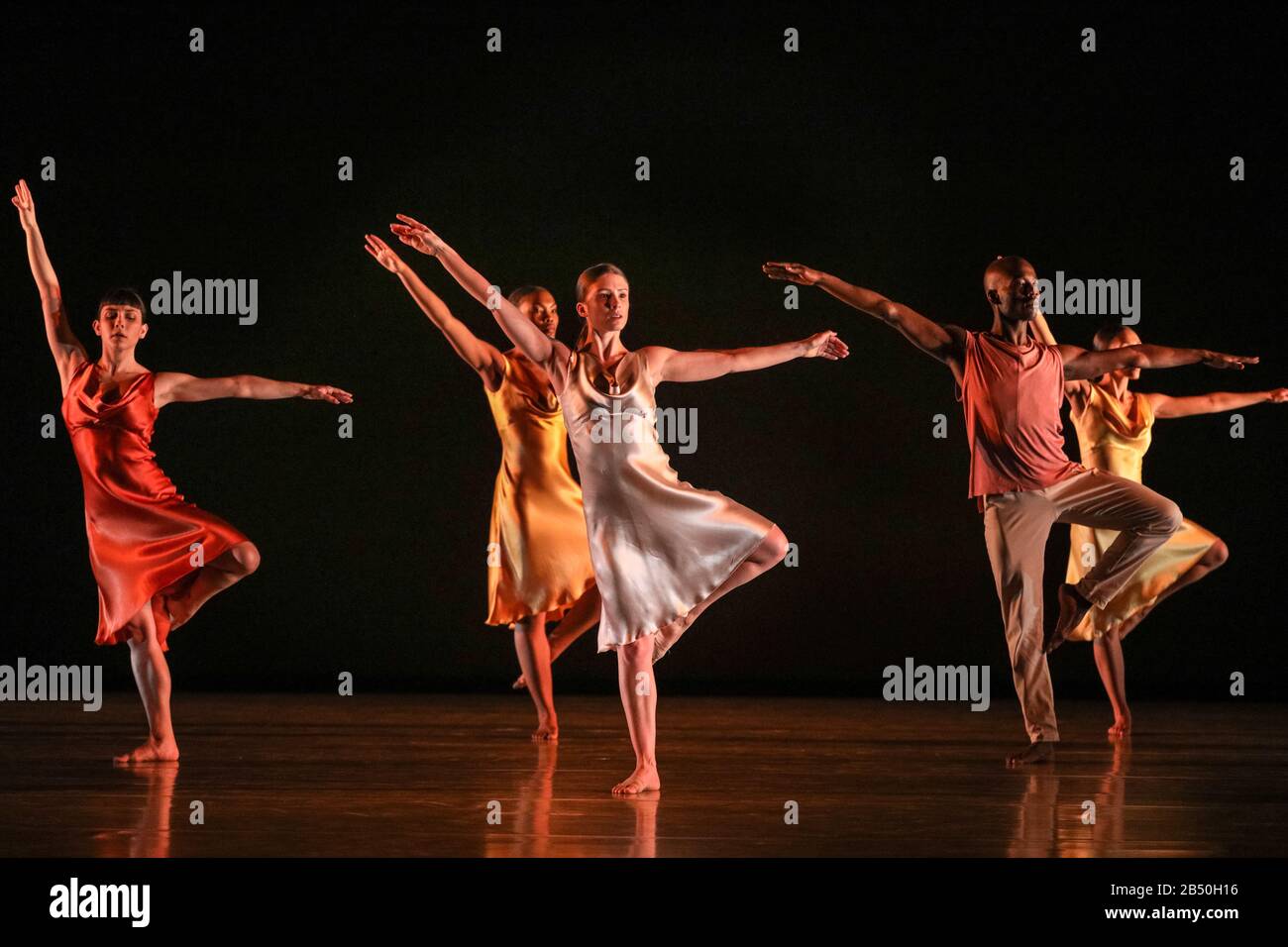 London, Großbritannien. März 2020. Richard Alston Dance Company tanzt "Voices and Light Footsteps" für ihre letzte Vorstellung. Die Tänzer sind Elly Braund, Niall Egan, Alejandra Gissler, Joshua Harriette, Jennifer Hayes, Monique Jonas, Nahum McLean, Nicholas Shikkis, Jason Tucker und Ellen Yilma. Richard Alston Dance Company wird an diesem Wochenende seine letzten Auftritte in Sadler's Wells geben, die entschlossen sind, auf einem hohen Niveau zu gehen, wie sie sich nach 25 Jahren verabschieden. Kredit: Imageplotter/Alamy Live News Stockfoto