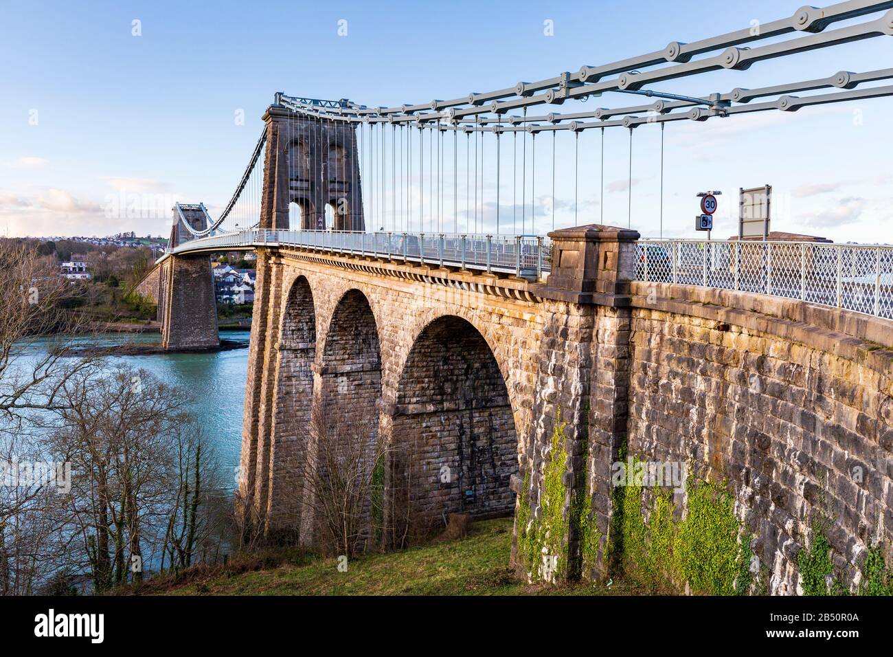 Die Menai-Brücke über die Menai-Straße vom Festland aus in Richtung Anglesey Stockfoto