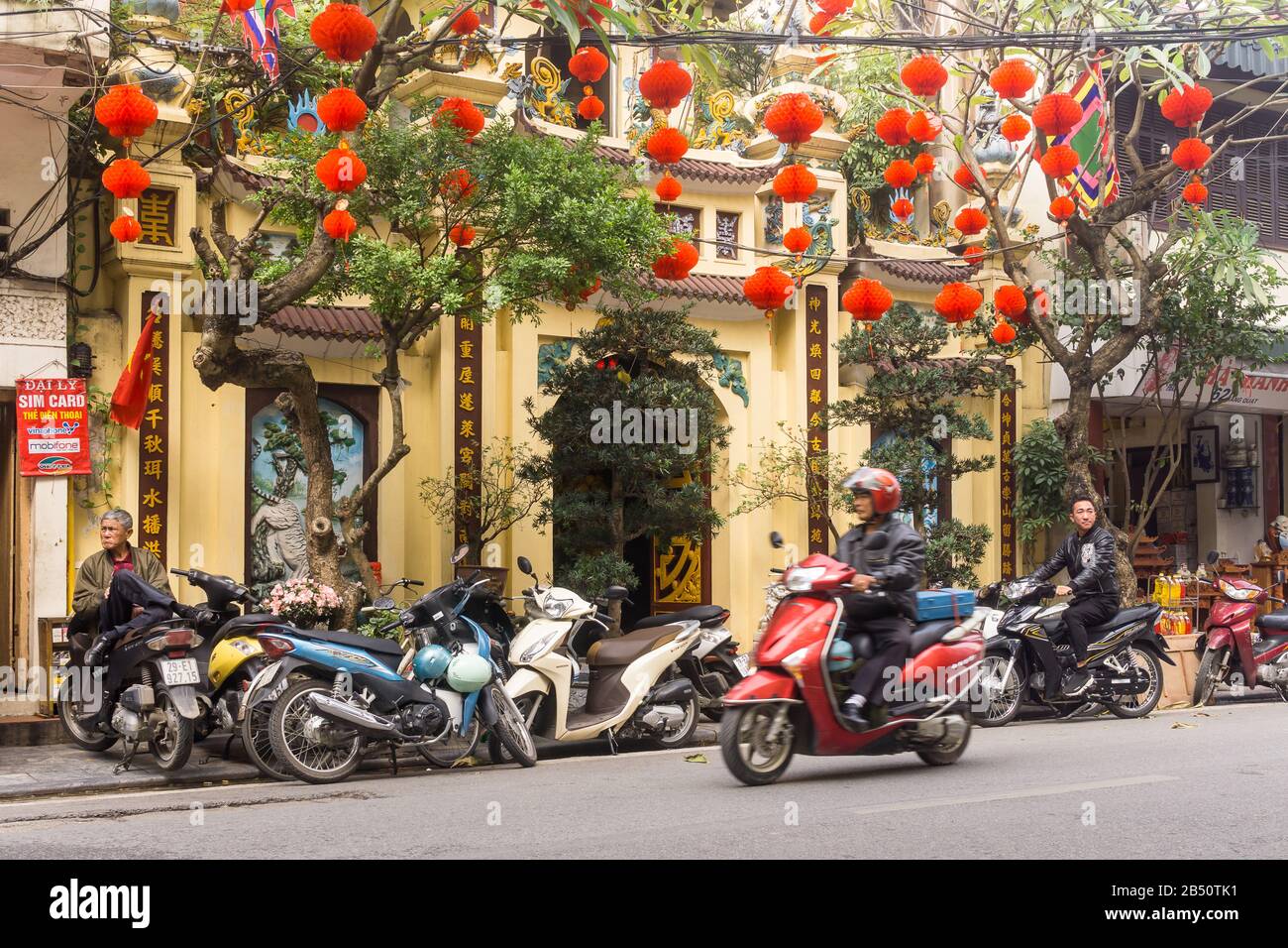 Hanoi-Laternen - die mit roten Laternen dekorierte Straße in der Tet-Saison in Hanoi, Vietnam, Südost-Asien. Stockfoto