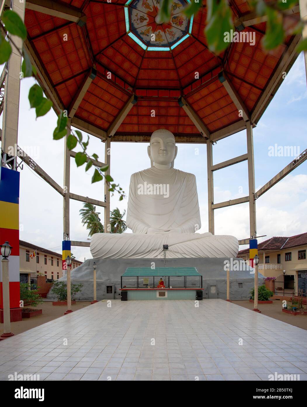Anuradhapura, Sri Lanka - Juli 2011: Buddha-Statue innerhalb der Schule für buddhistische Mönch Stockfoto