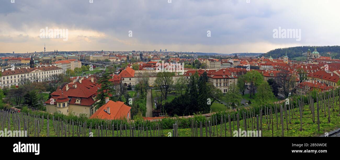Panorama- und Luftbild vom Petrin-Hügel der Prager Stadt, Böhmen, Tschechien, Europa Stockfoto