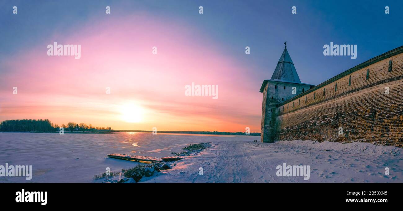 Dezember Sonnenuntergang an den Wänden des Kirillo-Belozersky-Klosters. Oblast Vologda, Russland Stockfoto
