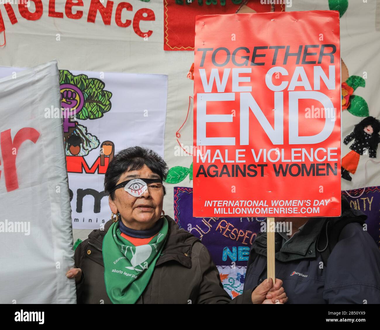 London, Großbritannien. März 2020. Tausende von Frauen aus allen Schichten des Lebens vereinen sich erneut, um von der Oxford Street zum Trafalgar Square zu marschieren, um männliche Gewalt gegen Frauen und Mädchen in Großbritannien und weltweit hervorzuheben und zu beenden. Der marsch wird von Der Million Women Rise Coalition mit Unterstützung vieler lokaler ethnischer Gemeinden organisiert. Kredit: Imageplotter/Alamy Live News Stockfoto