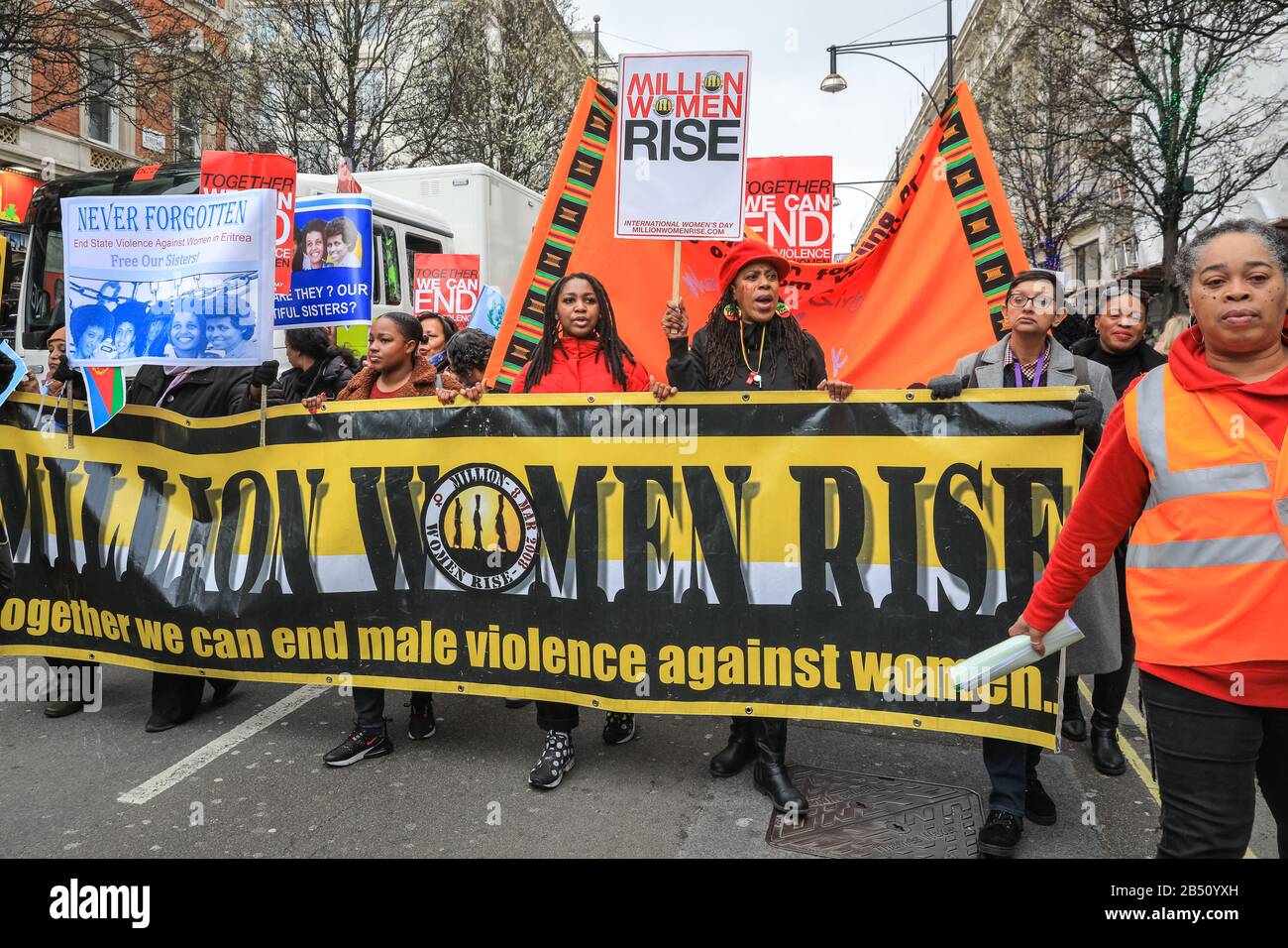 London, Großbritannien. März 2020. Tausende von Frauen aus allen Schichten des Lebens vereinen sich erneut, um von der Oxford Street zum Trafalgar Square zu marschieren, um männliche Gewalt gegen Frauen und Mädchen in Großbritannien und weltweit hervorzuheben und zu beenden. Der marsch wird von Der Million Women Rise Coalition mit Unterstützung vieler lokaler ethnischer Gemeinden organisiert. Kredit: Imageplotter/Alamy Live News Stockfoto