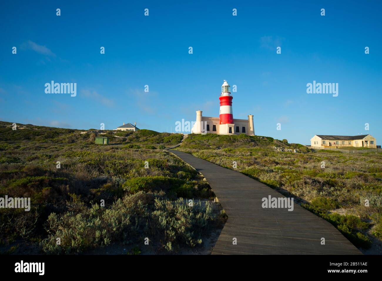 Leuchtturm am kap agulhas, dem südlichsten Punkt Afrikas, an dem sich atlantik und indische Ozeane treffen Stockfoto