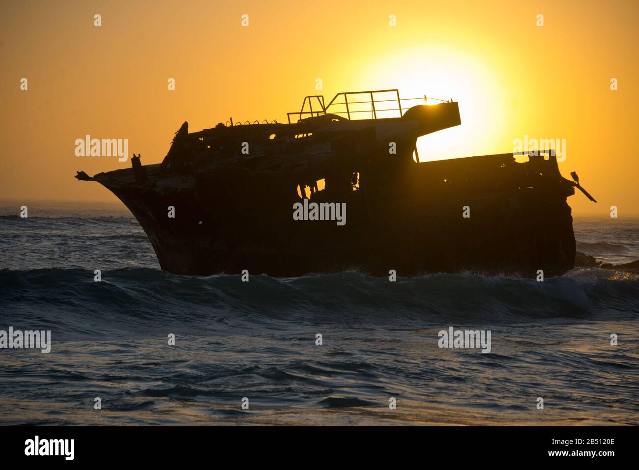 Sonnenuntergang hinter Schiffswrack des japanischen Trawlers Meisho Maru Nr. 38 in der Nähe von kap agulhas Stockfoto