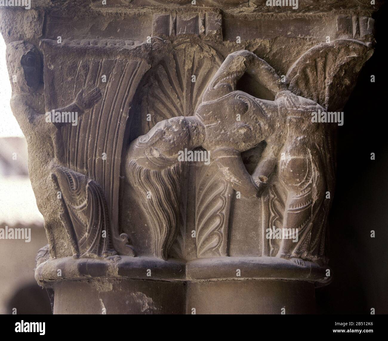 MUSICO Y DANZARINA - CAPITEL DEL SIGLO XII - ROMANICO ESPAÑOL. ORT: MONASTERIO DE SAN PEDRO EL VIEJO. SPANIEN. Stockfoto